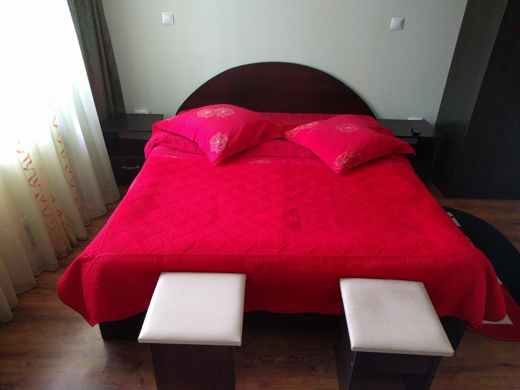 Casa Cu Pauni Hotel Maracineni Екстериор снимка