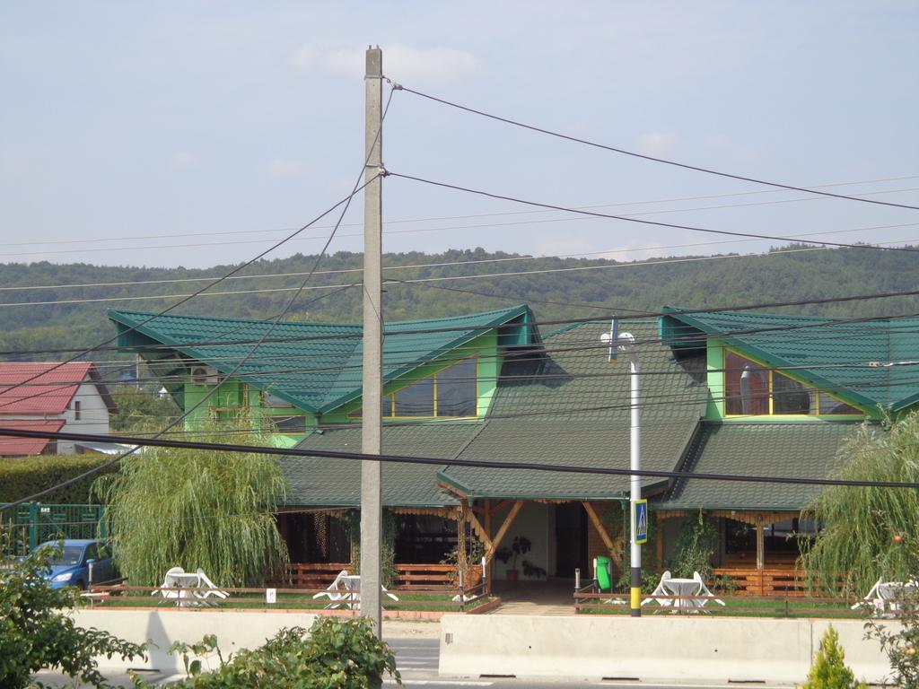 Casa Cu Pauni Hotel Maracineni Екстериор снимка